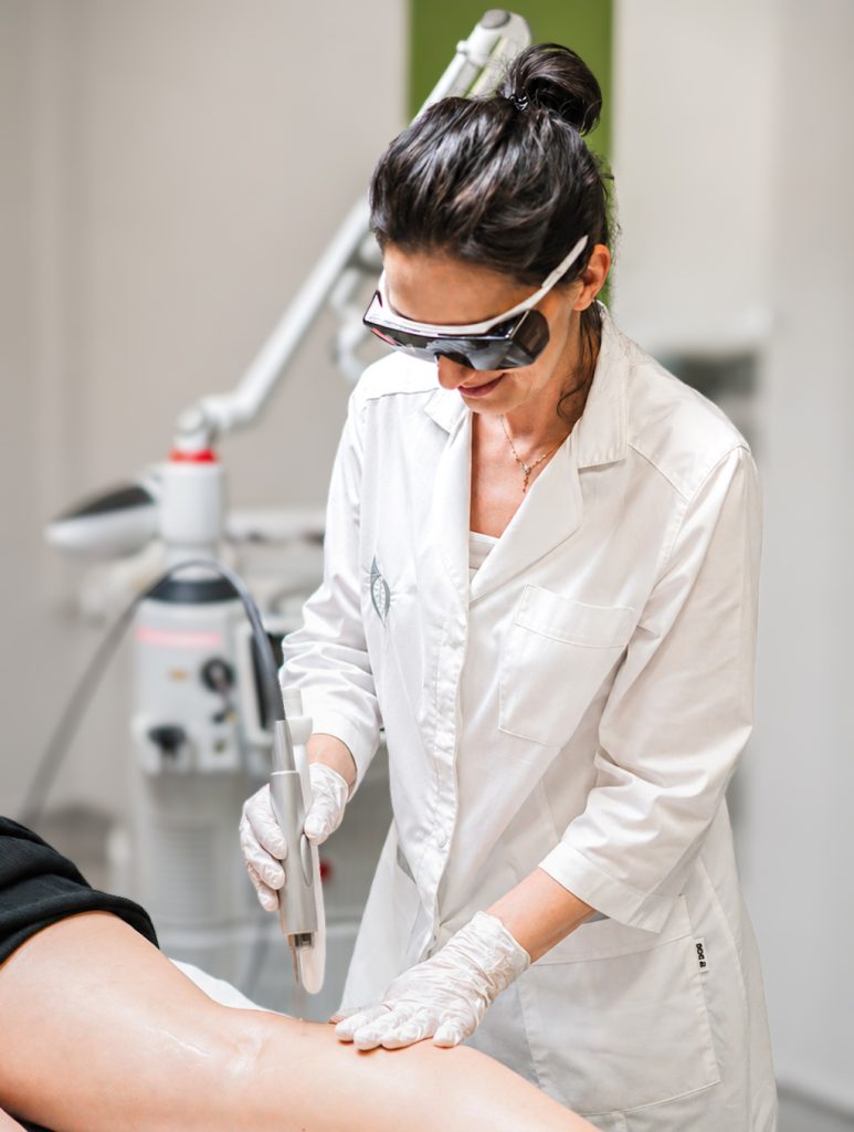 zdravnica izvaja dermatološke storitve z laserjem v medicisnkem centru Medartis nova Gorica